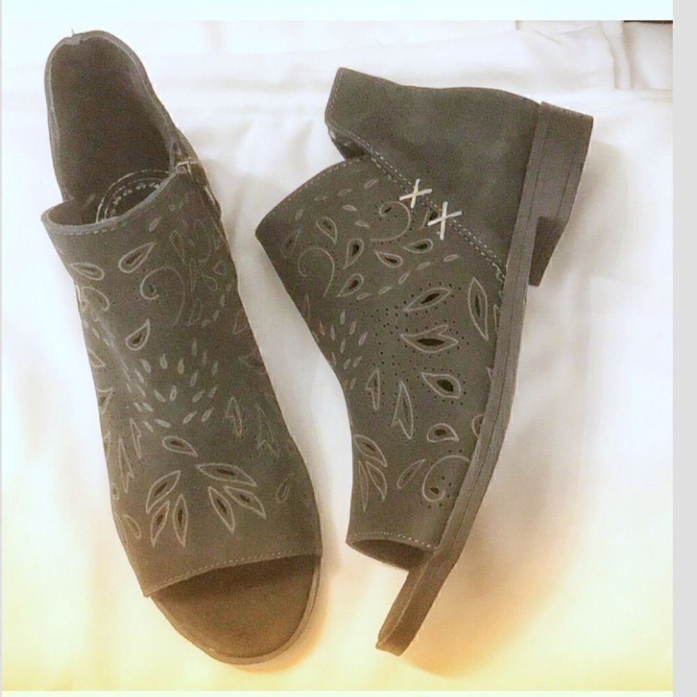 COOLWAY BLACK AND LIGHT BROWN SHOOTIES. NEW